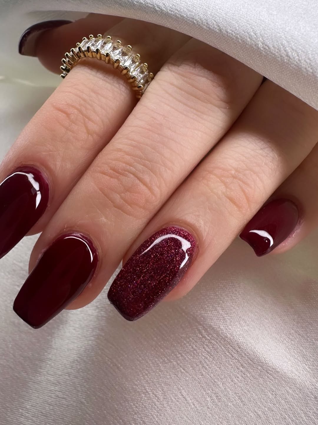 Gel ongles bordeaux avec glitter